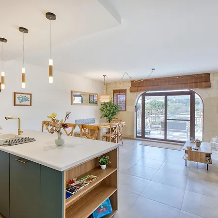 Modern Qala Gozo Apt, Shared Pools & Balcony Apartment San Martin